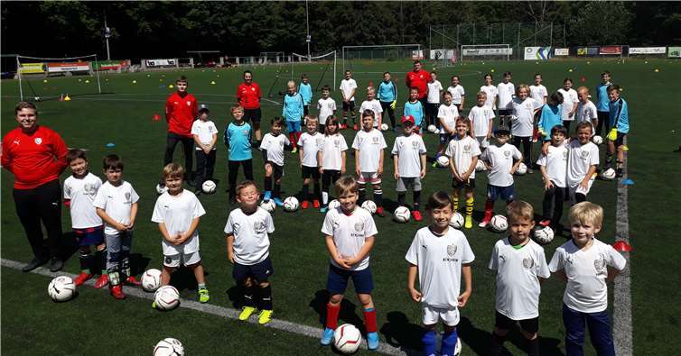40 Kinder im Alter von 5 bis 15 Jahren waren vom Fußballcamp begeistert.Quelle: SV Wachtberg