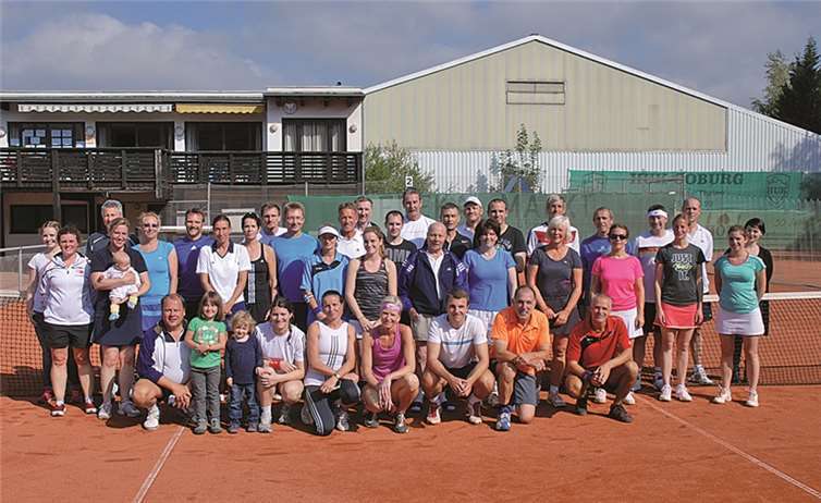 40 Mitarbeiterinnen und Mitarbeiter des Bundeskriminalamtes trafen sich auf der Anlage des TST Merl, um sich beim gemeinsamen Tennisspielen besser kennenzulernen. privat