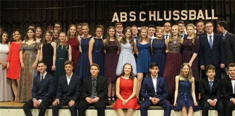 40 Tänzerinnen und Tänzer nahmen am Abschlussball des Tanzkurses der 9. Schuljahre an der Realschule plus und Fachoberschule Untermosel teil.Foto: Realschule plus und Fachoberschule Untermosel