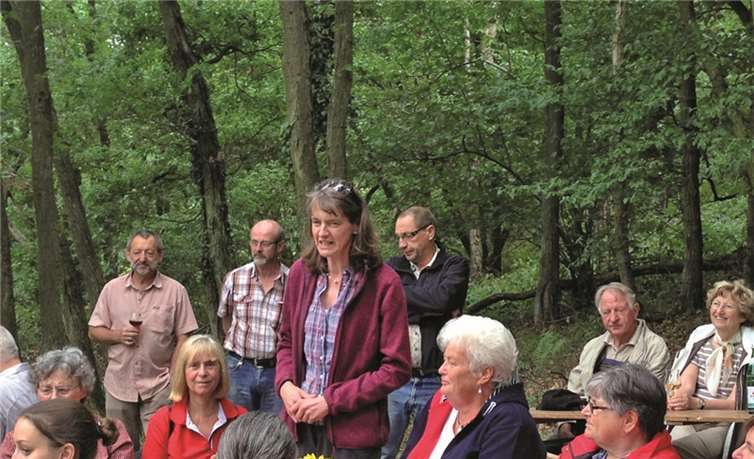 40 Wanderer nahmen an der Einweihung des „Hermann-Josef Josten Platzes“ teil.