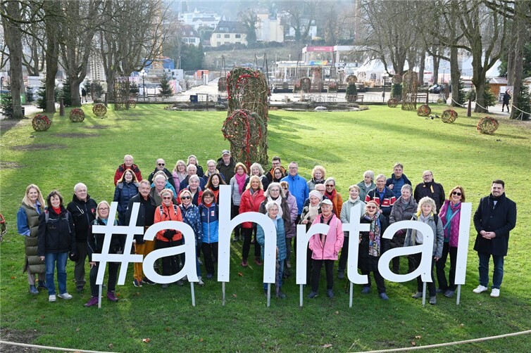 40 Wanderfans wurden zur Jahresabschlusswanderung begrüßt von Tourismus-Referentin Meike Carll, den Wanderführern Regina Lange, Rainer Pollig und Christine Nägler (alle links) sowie Geschäftsführer Jan Ritter (rechts).  Foto: Hans-Jürgen Vollrath