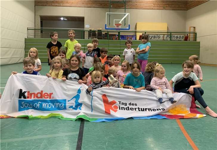 40 begeisterte Kinder im Alter von ein bis zehn Jahren hatten in der Sporthalle Treis-Karden einen spannenden „kinder Joy of Moving Tag des Kinderturnens“. Quelle: TuS Treis-Karden 1892 e.V.