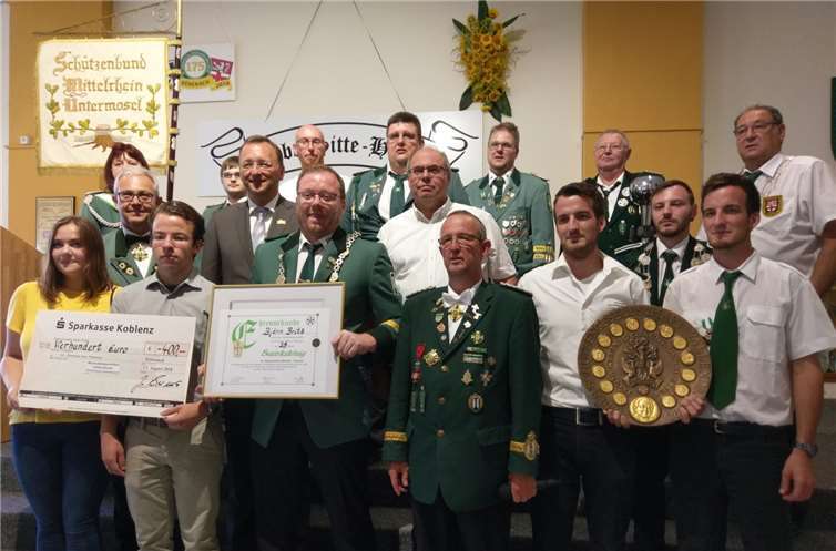 400 Euro konnten als Spende übergeben werden.H. Hennes