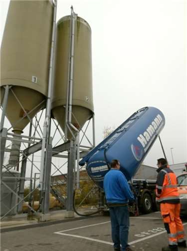 400 Tonnen Salz in der großen Halle im Hintergrund, weitere 200 lagern in den Salzsilos, die gerade befüllt werden. Acht dieser Lkw-Ladungen mit je 27 Tonnen Salz braucht es für beide Silos.
