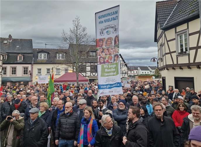 400 bis 500 Menschen drängten sich bei der Kundgebung auf dem Unkeler Willy-Brandt-Platz und den angrenzenden Straßen.  Fotos: AWi