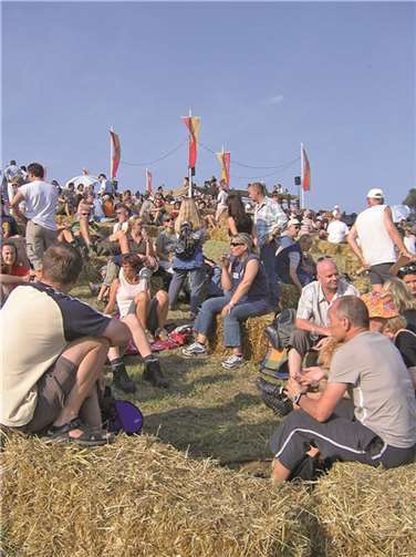 4.000 Strohballen laden zum Verweilen ein. privat