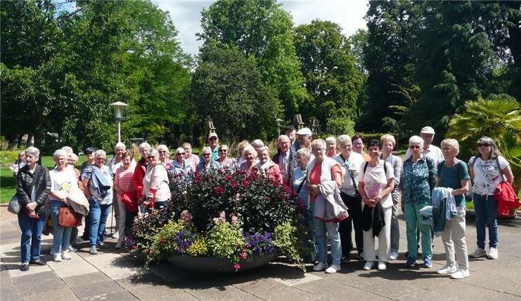 41 Senioren zu Besuch in einem der schönsten Rosarien Deutschlands.Foto: Michael Gruber