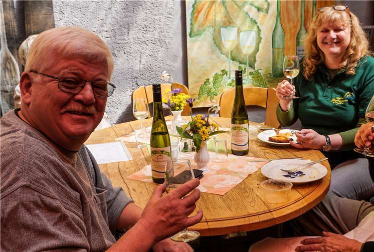 4180 Die Gäste des Hoffestes ließen sichKrebbelcher und Königinnenwein gut schmecken. Foto EP