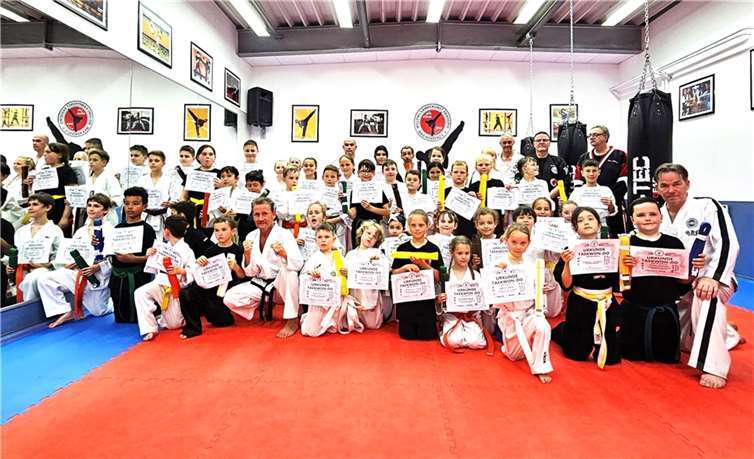 42 Kinder und Jugendliche traten bei den Taekwondo Gürtelprüfungen an. Foto: WKA-Koblenz e.V.