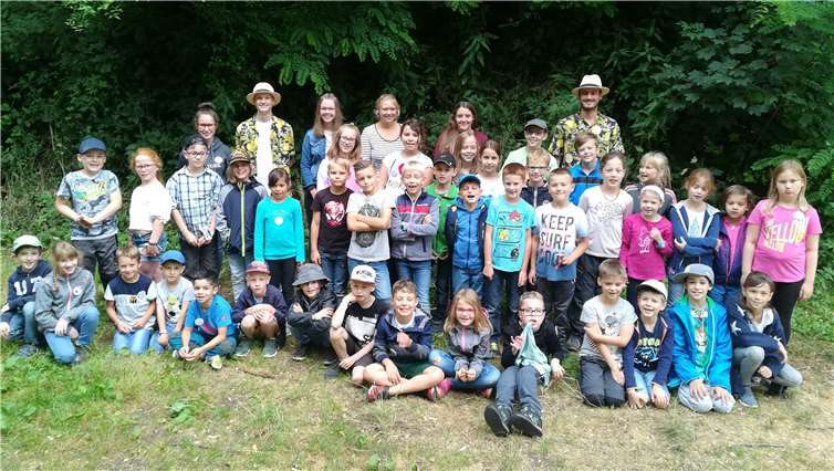 42 Kinder verbrachten unter der Leitung von Tina Meeß und ihrem Betreuerteam zehn aufregende Tage in der Trinksporthalle Heimbach-Weis. Quelle: Familienbildungsstätte Neuwied