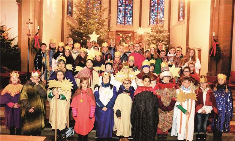 42 Sternsinger hatten sich anlässlich eines Aussendungs-Gottesdienstes in der St. Cyriakus Kirche eingefunden. SF