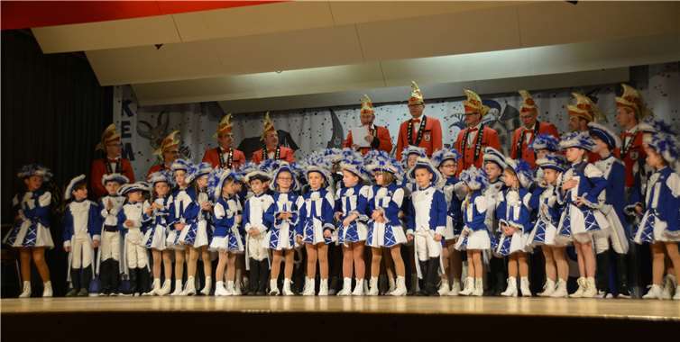 43 Blaubärchen standen in Kempenich auf der Bühne. Da war auch der Elferrat begeistert.Fotos: BE