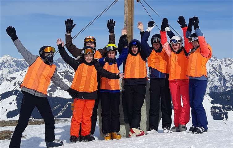43 Gymnasiasten aus den Klassen 8 bis 10 und dem Sport-Leistungskurs (MSS12) bezogen, mit ihren (Ski)-Lehrern, das Sportgästehaus Unterberg direkt am Fuße der Pisten.Foto: privat