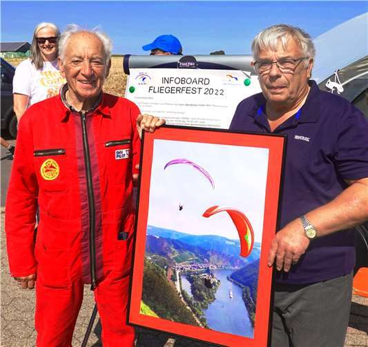 43 Jahre später gibt es ein Wiedersehen von Norbert Kiefl (87) und Horst Müller (73) auf dem traditionellen Fliegerfest in Lasserg.  Foto: Rudolf Weichsel