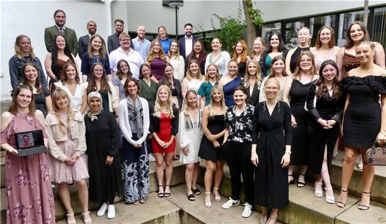 43 junge Frauen und Männer haben im Rahmen einer Feierstunde ihre Zeugnisse als staatlich anerkannte Erzieherinnen und Erzieher erhalten.. Foto: Verena Walmroth