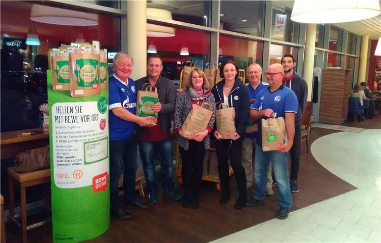 44 Tüten der REWE-Tütenaktion wurden an die Tafel Neuwied übergeben.  privat