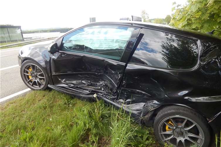 44-jährige Fahrer des VW Golf und seine 40-jährige Beifahrerin mussten durch die eingesetzten Rettungskräfte der Feuerwehr und des Rettungsdienstes aus dem Fahrzeug befreit werden.