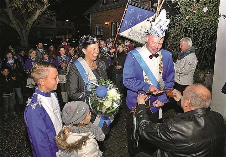 45 Bürgermeister August Henn übergab kniend den Schlüssel der Gemeinde.
