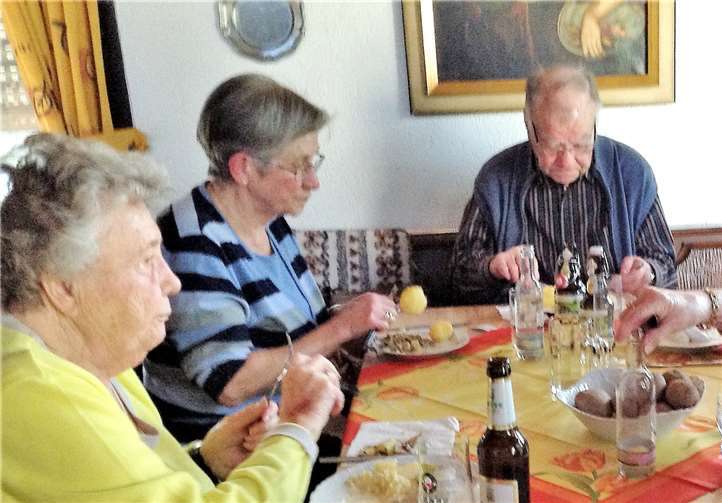 45 Gäste waren gekommen, um bei netten Gesprächen gemeinsam zu essen.privat