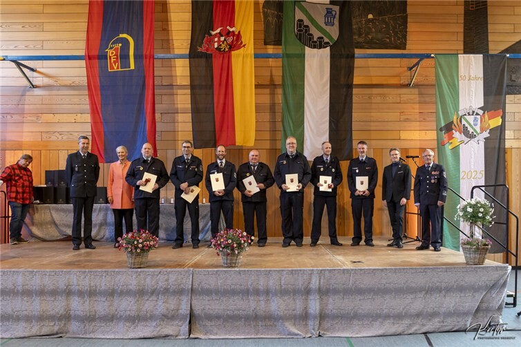 45 Jahre Feuerwehr: Fast ein halbes Jahrhundert leisten diese Feuerwehrmänner auf ehrenamtlicher Basis bereits ihren Dienst. Das ist aller Ehren wert!