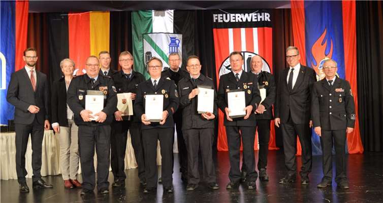 45 Jahre Feuerwehr: Fast ein halbes Jahrhundert leisten diese Feuerwehrmänner auf ehrenamtlicher Basis bereits ihren Dienst. Das ist aller Ehren wert! Fotos: VG Montabaur / Ingrid Ferdinand