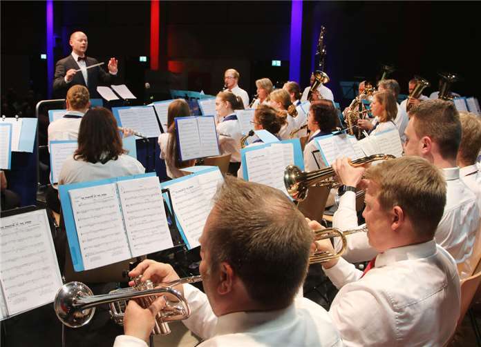 45 Musiker musizierten unter der musikalischen Leitung von Tobias Grüne und Uwe Haubrichs.