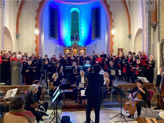 Exzellente Künstler und ein begeistertes Publikum 45 Sängerinnen und Sänger des Chors TonArt Hambuch sorgten für ein besonderes Konzert.