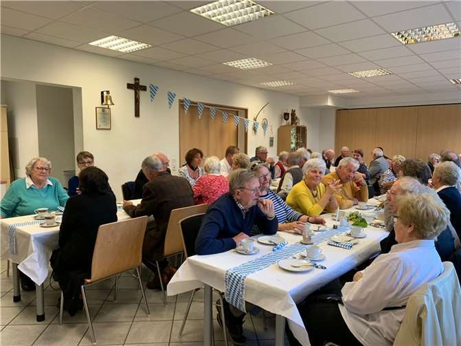 45 Senioren und Seniorinnen waren der Einladung gefolgt.  Fotos: Ortsausschuss Niederdrees e.V.