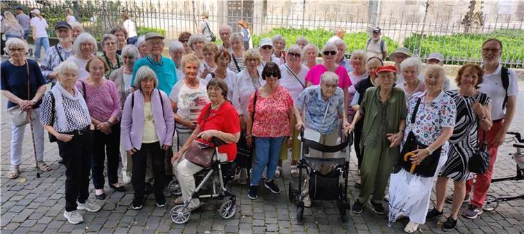 45 Seniorinnen und Senioren besuchten unter Leitung von Bernd Rafflenbeul und Pfarrer i.R. Stefan Gottmann bei herrlichem Kaiserwetter die Stadt Aachen.  Foto: privat