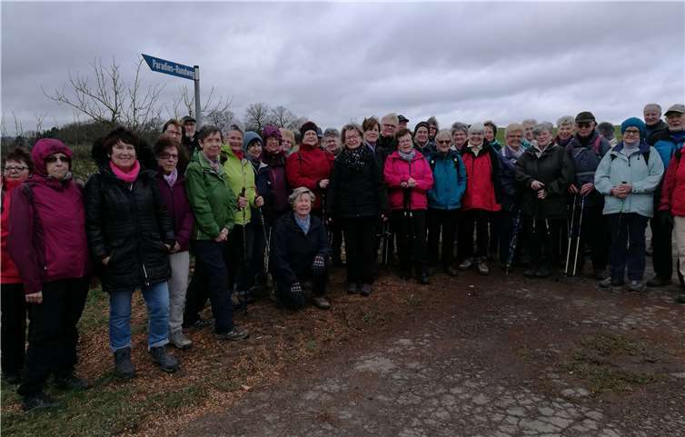 45 Wanderfreunde folgten der Einladung der beiden Wanderführer Maria Zimmermann und Regina. privat