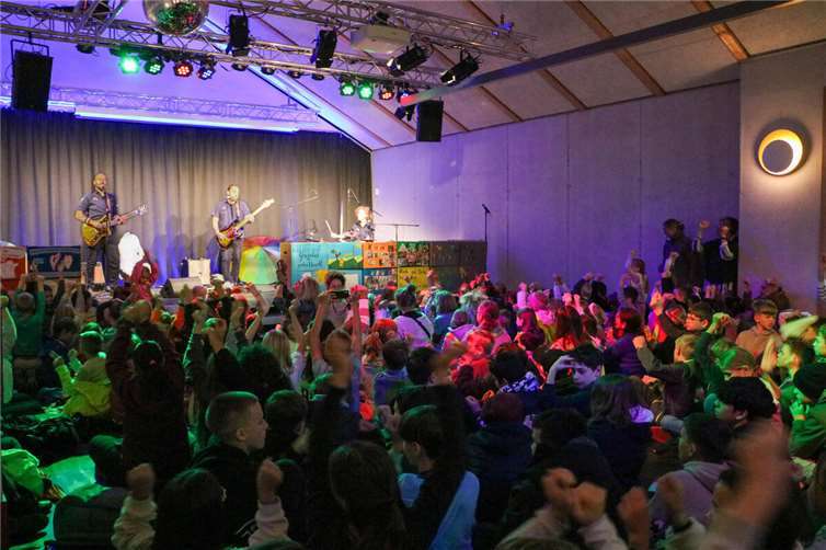 450 Kinder feiern mit Familien unter dem Motto „Bausteine für Demokratie!“. Fotos: Christian Heller
