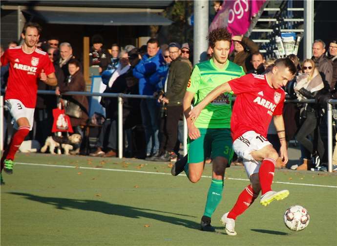 450 Zuschauer verfolgten das Derby an der Brauerstraße und bekamen dabei auch spannende Zweikämpfe zwischen Lukas Mey (am Ball) und Milan Rawert zu sehen. Meys Mannschaftskollege Tim Schneider (hinten links) kann nicht mehr eingreifen.