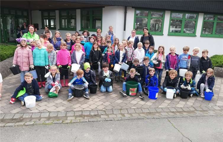46 Grundschüler machten sich gemeinsam mit ihren Betreuerinnen Silvia Knieps, Claudia Paffhausen, Doris Graziola, Martina Bremm und Claudia Klöckner auf den Weg in den Wald.Foto: privat
