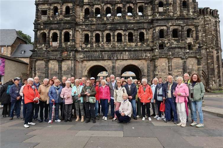 47 Matthiasschwestern und -Brüder vor der Porta Nigra. Foto: Gerhard Bruchhof