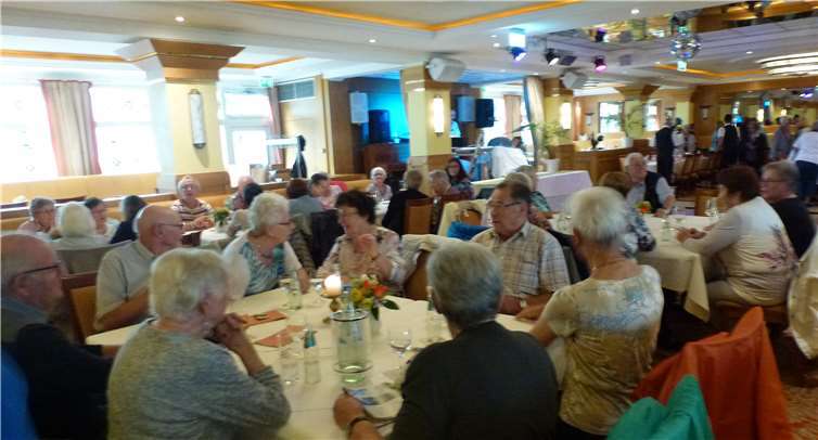 47 Melsbacher Senioren erlebten einen wunderschönen Nachmittag im Schloss-Hotel Petri in Treis-Karden.privat