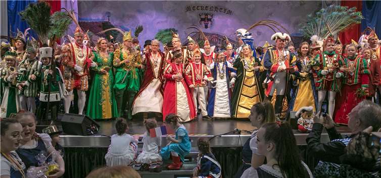 47 Tollitäten standen auf der Bühne beim traditionellen Biwak der Meckenheimer Stadtsoldaten in der rappelvollen Jungholzhalle.Fotos: JOST