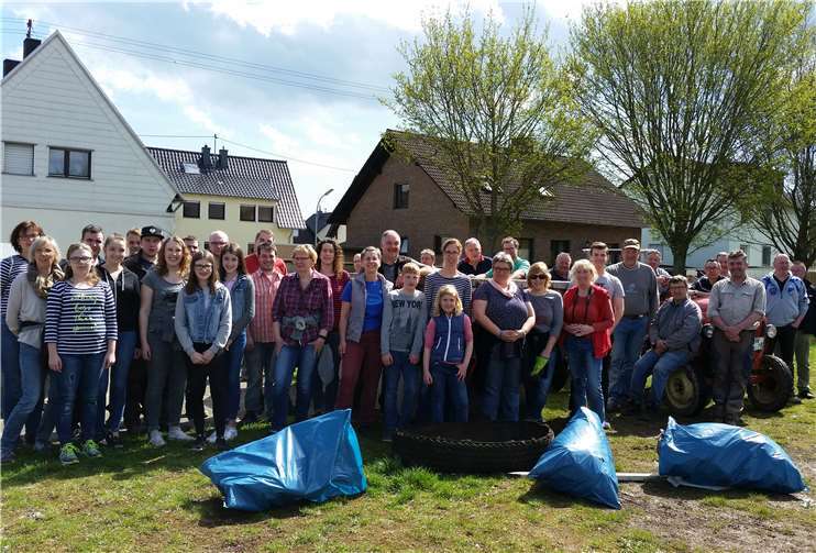 48 Löhndorfer aus allen Altersgruppen beteiligten sich am Dreck-Weg-Tag.