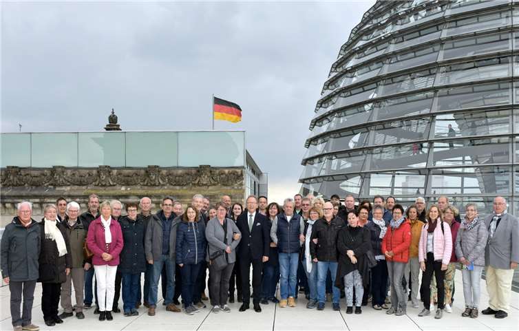 49 politisch Interessierte aus den Landkreisen Altenkirchen und Neuwied besuchten „ihren“ Bundestagsabgeordneten Erwin Rüddel in Berlin.Foto: privat