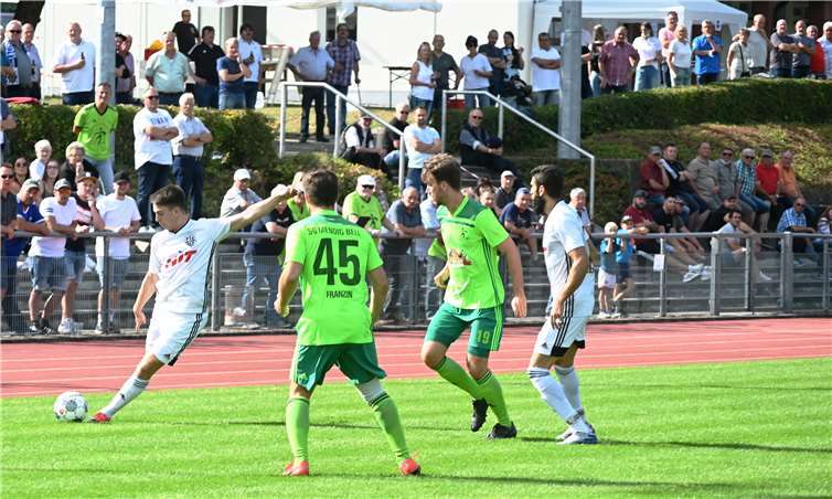 490 Zuschauer verfolgten das im zweiten Abschnitt einseitige Derby. Fotos: SK