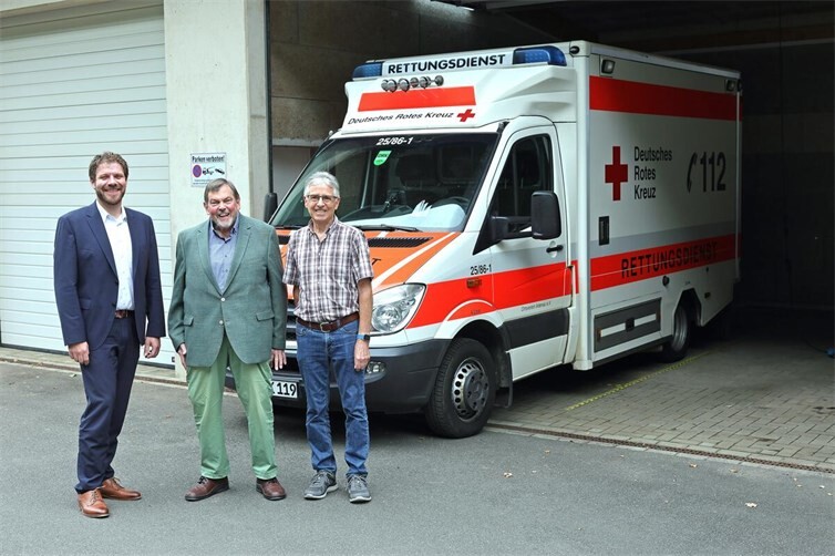 4986   v.l.: Christian Frings, 1. Vorsitzender DRK Ortsverein Adenau, Bernd Schiffarth und Franz Schmitz, 1. Vorsitzender und Schatzmeister des Förderverein Krankenhaus & Notarztstandort Adenau e.V.