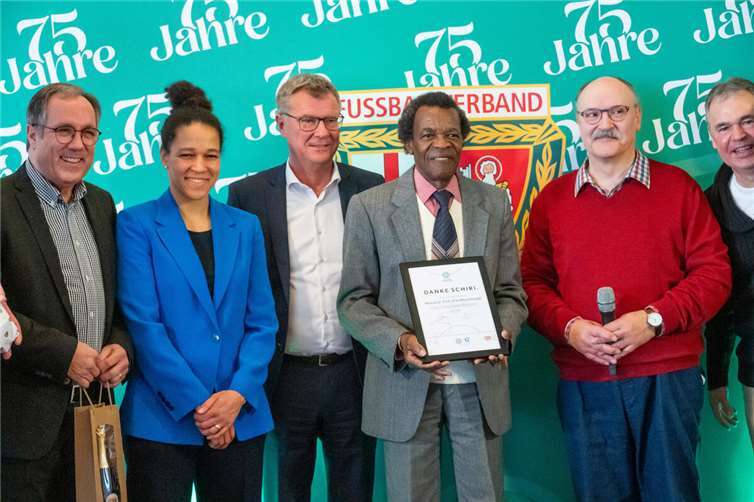 Tolle Menschen in den Ehrenämtern des Fußballsports (4.v.l.) Schiedsrichter Nazaire Tell (79) im Kreis der Gratulanten.