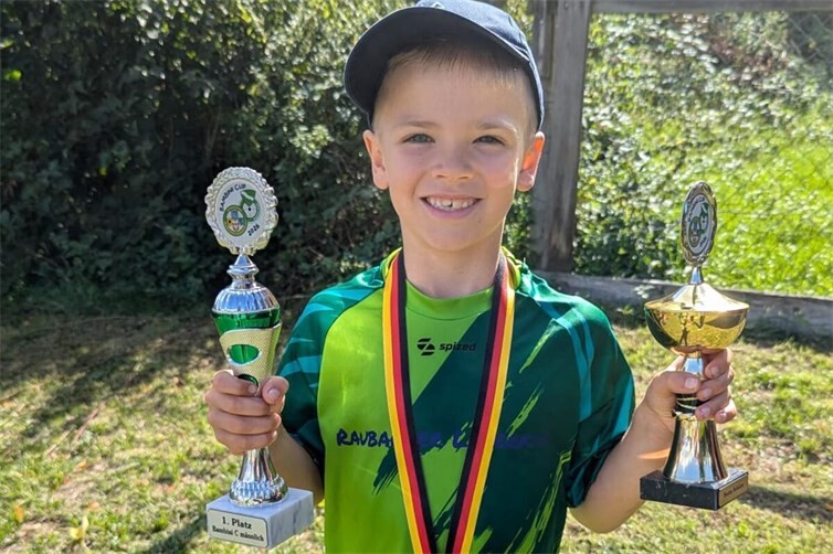 5 Rennen – 5 Mal ganz vorne!Adrian krönt seine perfekte Bambini-Cup-Saison mit dem Gesamtsieg, dem Sieg im Finale und dem Pokal für den besten Schützen.Was für eine Saison! Wir sind unglaublich stolz auf dich, Adrian!