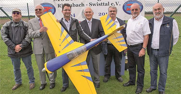 50. Geburtstag feierte der Modell-Flug-Club Rheinbach-Swisttaler. Es gratulierten (v.l.): Matthias Urban, VClaus Wehage, Norbert Simon, Dr. Robert Datzer, Winfried Schlich, Hans Schweiger und Walter Schöller. JOST