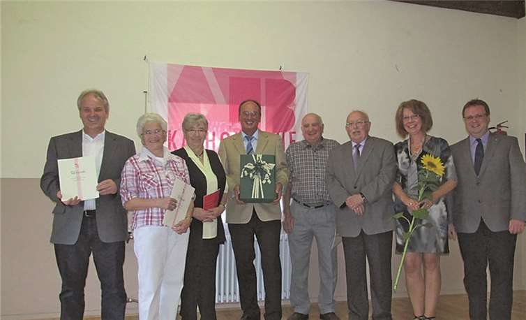 :50 Jahre Ortsverband der Katholischen Arbeitnehmer-Bewegung (KAB) Pfarrei Reifferscheid - strahlende Jubilare bei der Ehrung mit den Urkunden (v. l.): Norbert Cläsgens, Gertrud Cläsgens, Elisabeth Jüngling, Ortsverbandsvorsitzender Peter Kaiser, Johann Jüngling, KAB-Bezirksvorsitzender Winfried Neihs, Rita Kaiser und Bezirkssekretär Martin Mohr. privat