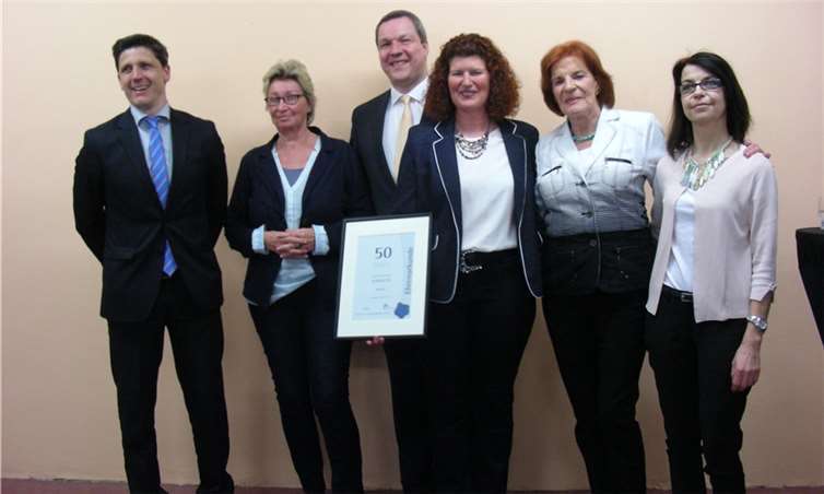 50 Jahre sind eine Urkunde wert. Fabian Göttlich, Regional-Geschäftsführer der IHK Neuwied (li.), die ehemaligen Gesellschafterinnen Maria Netz (2.v.l.) undClaudia Rossbach (re.), sowie Bernd und Andrea Hofschulz und Edelgard Rossbach (2.v.r).dim