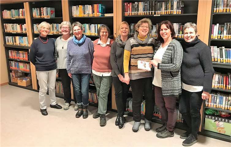 50. Literaturabend in der Bücherei Holler/Untershausen: Referentin Claudia Hülshörster (rechts) freut sich immer wieder über regen Austausch und vielfältige Meinungen zur aktuellen oder klassischen Literatur.privat