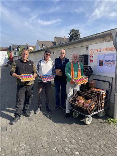 Kolping unterstützt Caritas -Tafel und Schöppchen- 50 Misereor-Solibrote und rund 300 gefärbte Ostereier wurden gespendet. Foto: Irmgard Hammes