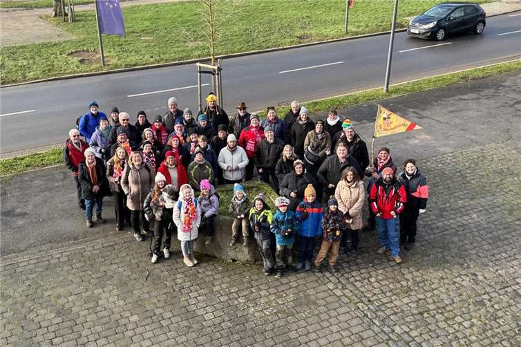 50 Mitglieder und Unterstützer des MKV trafen sich zur traditionellen Sessionseröffnung in Form einer Wanderung mit Verabschiedung des amtierenden Kinderprinzenpaares. Fotos: Eva Klaus