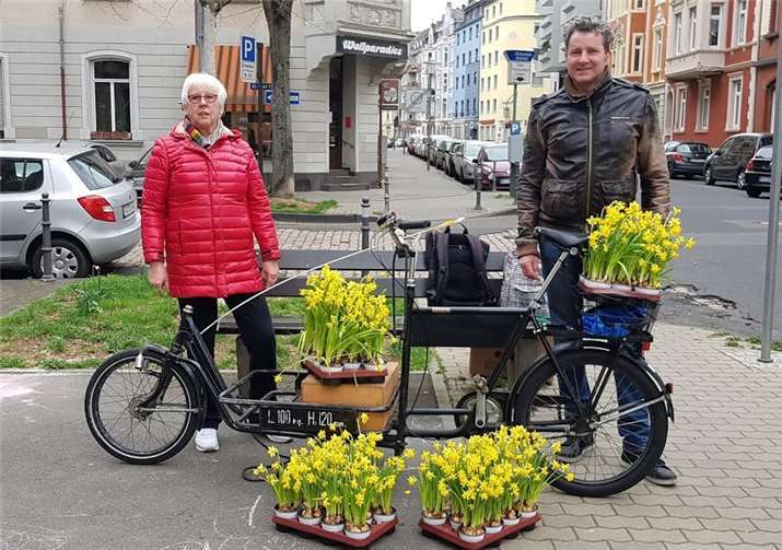 50 Narzissen wurden durch Ingrid Lakotta und Jan Buchbender mit dem Lastenfahrrad verteilt.Foto: privat