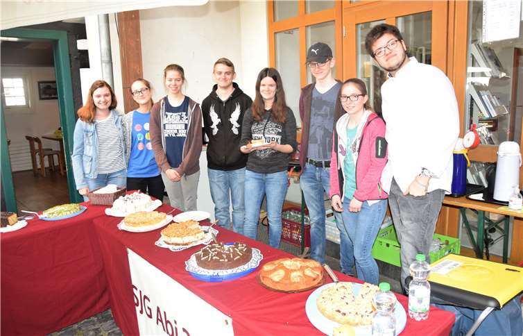 50 Schüler des St.-Josef-Gymnasiums verkauften Kuchen für die Abi-Kasse. EICH
